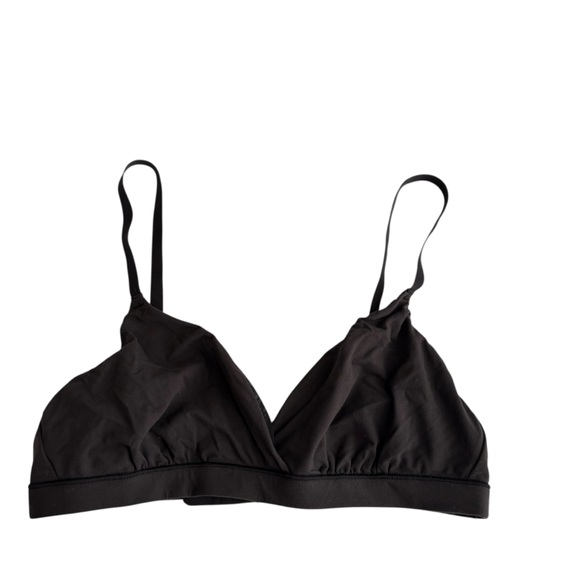 SKIMS Fits Everybody Crossover Bralette in onyx Black - Picture 7 of 9